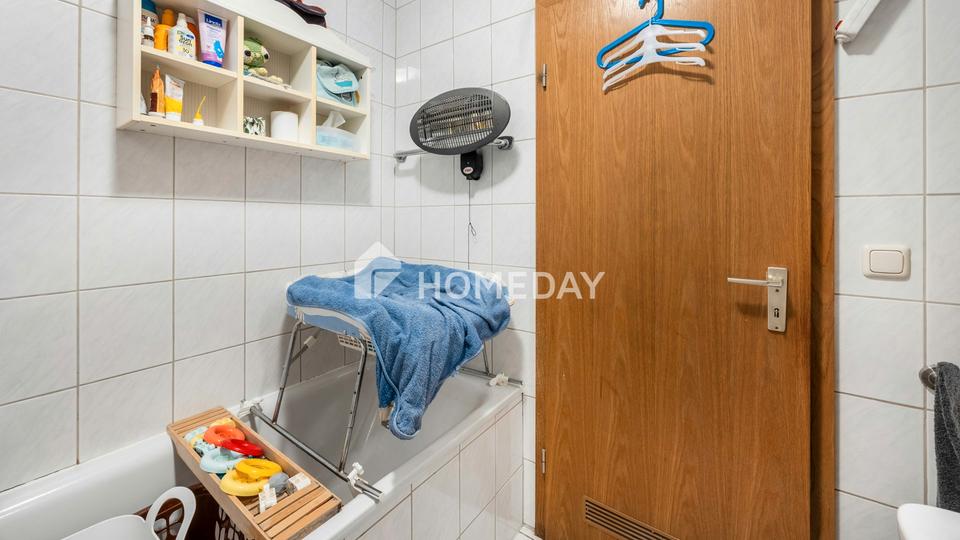 Lichtdurchflutetes EG mit offener Küche, überdachter Terrasse und klarer Raumaufteilung – Bild 10