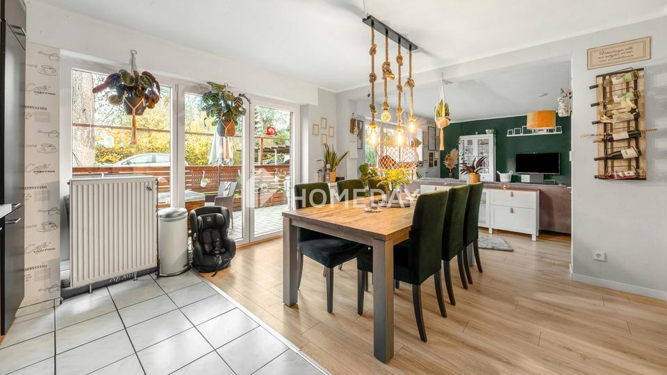 Lichtdurchflutetes EG mit offener Küche, überdachter Terrasse und klarer Raumaufteilung – Bild 5