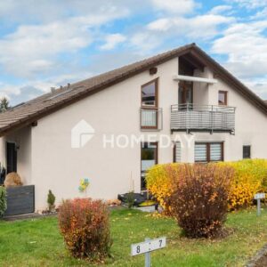 Moderne Dachgeschosswohnung mit Balkon, Einbauküche und Stellplatz