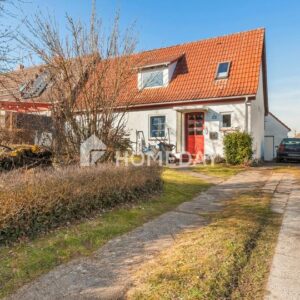 Sanierungsbedürftige Doppelhaushälfte mit 6 Zimmern, großem Grundstück und viel Potenzial