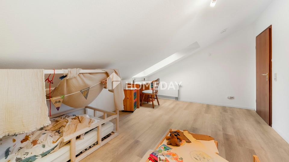 Moderne Dachgeschosswohnung mit Balkon, Einbauküche und Stellplatz – Bild 13