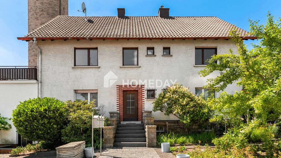 Charmantes MFH mit drei Wohneinheiten, 3 Garagen und Stellplätzen in attraktiver Lage von Neuhof