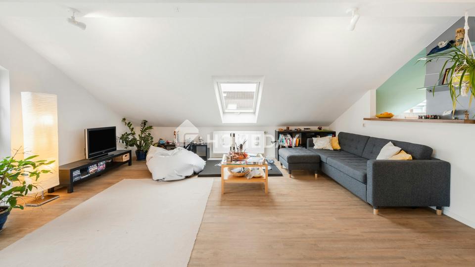 Moderne Dachgeschosswohnung mit Balkon, Einbauküche und Stellplatz – Bild 5