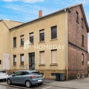 Sanierungsbedürftige MFHs mit Anbau und Baugrundstück und 15 Garagen