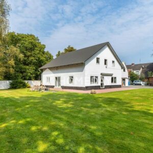 Von Grund auf kernsaniert: EFH mit SW-Terrasse und Nebengebäuden auf großem Grundstück
