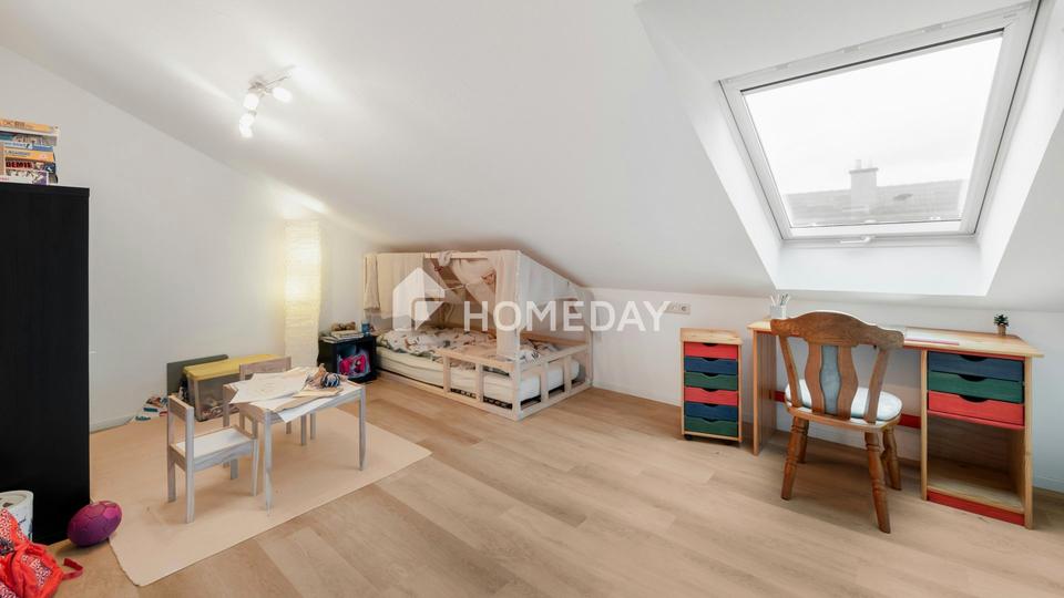 Moderne Dachgeschosswohnung mit Balkon, Einbauküche und Stellplatz – Bild 12