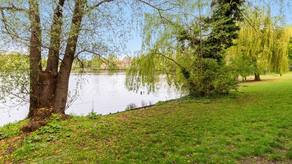 Charmante 2-Zimmer-Wohnung mit Loggia im denkmalgeschützten Altbau – Bild 13