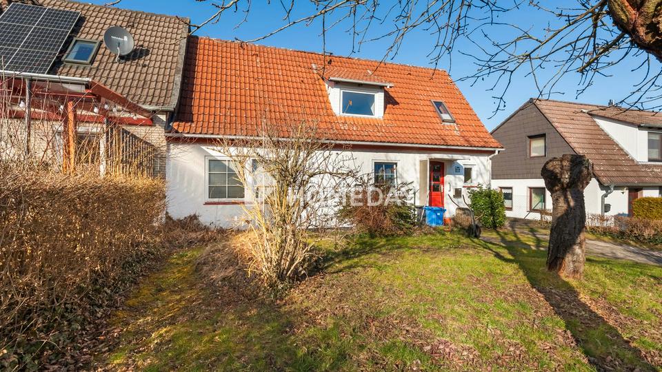 Sanierungsbedürftige Doppelhaushälfte mit 6 Zimmern, großem Grundstück und viel Potenzial – Bild 2