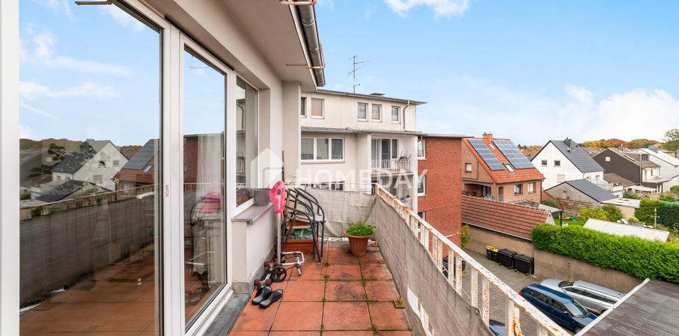 Ideal geschnittene 4-Zimmer-Wohnung mit Balkon in gepflegtem Mehrfamilienhaus – Bild 2
