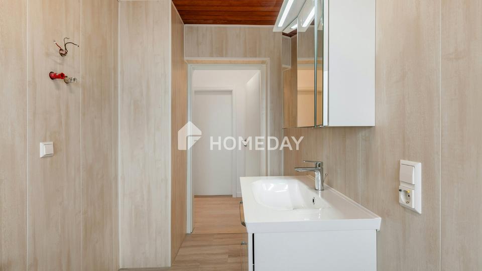 Charmante 2-Zimmer-Wohnung mit 60 m² Ausbaureserve im Spitzboden und Balkon – Bild 10