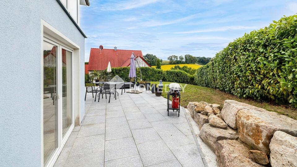 Modernes Einfamilienhaus mit Einliegerwohnung in Hanglage und tollem Ausblick – Bild 4