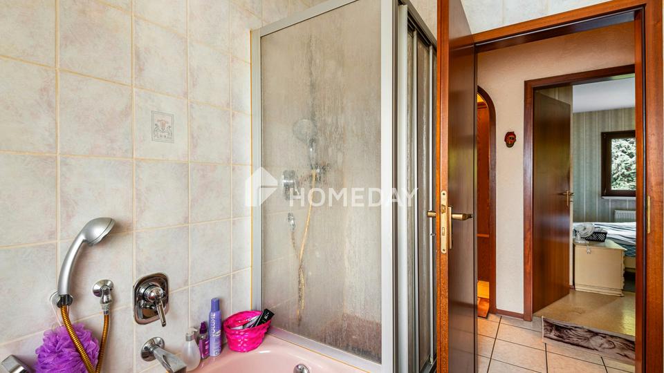 Familienfreundliches EFH mit großem Garten, Terrasse, EBK und Garagen in ruhiger Lage – Bild 12