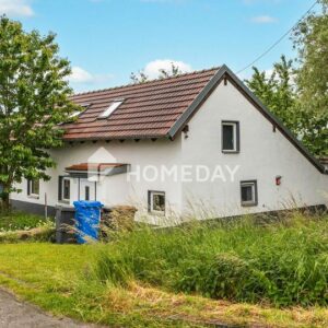 Zeitlos wohnen im Grünen – Einfamilienhaus mit überdachter Terrasse und Nebengebäude