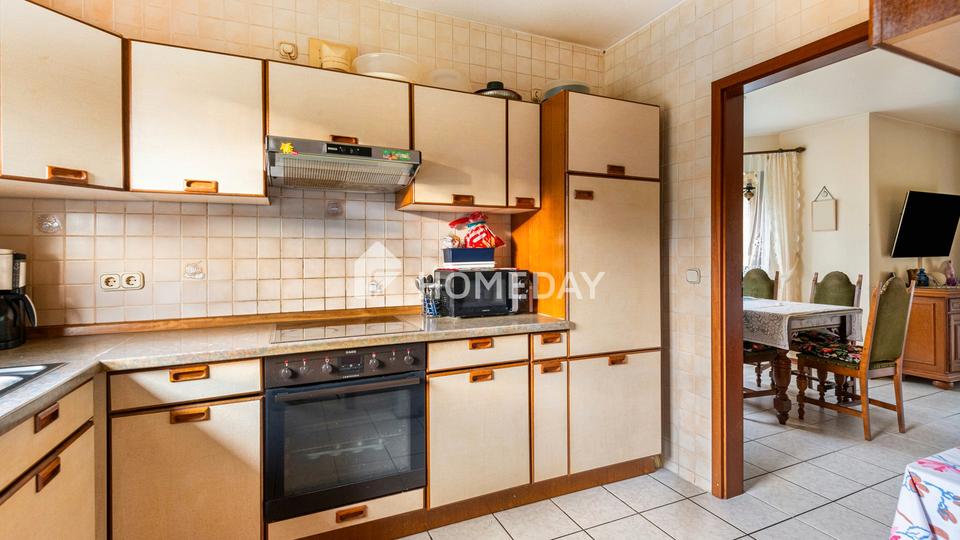 Familienfreundliches EFH mit großem Garten, Terrasse, EBK und Garagen in ruhiger Lage – Bild 9