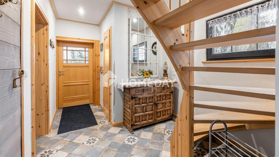 Wohnen auf zwei Ebenen – Einfamilienhaus mit Balkon, Terrasse und Garten – Bild 4