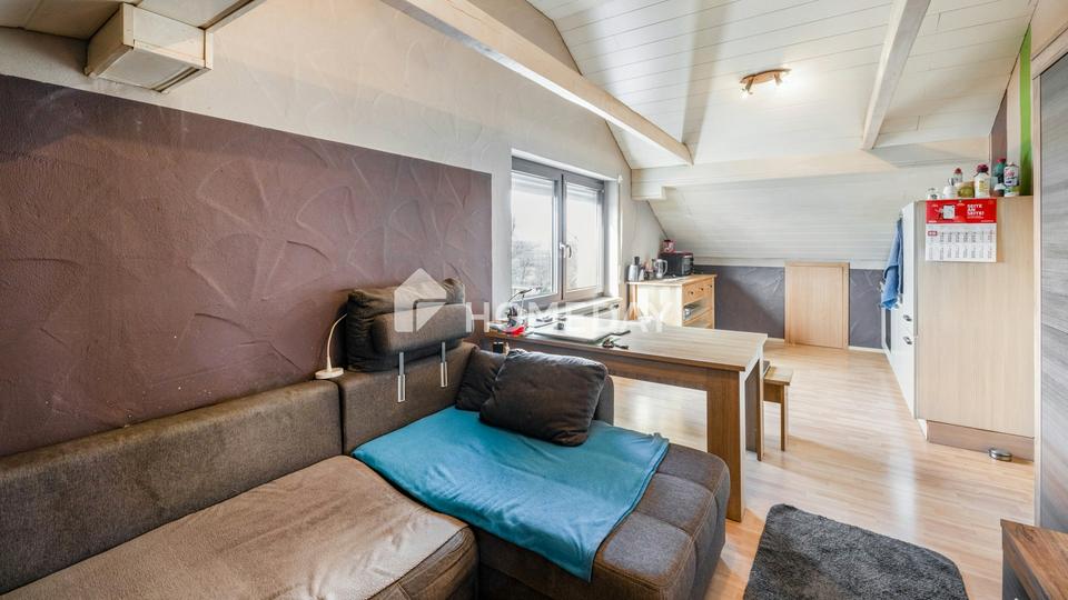 Charmante Dachgeschosswohnung voll möbliert mit großem Dachboden Stellplatz in Westenhausen