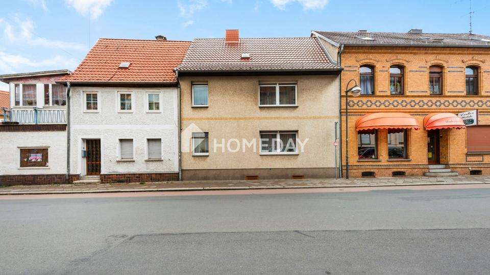 Gepflegtes Wohnhaus mit Nebengebäude, Innenhof, Balkon & Garage in zentraler Lage von Zörbig – Bild 2