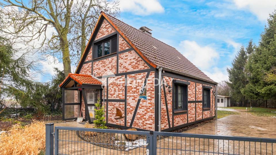 Wohnen auf zwei Ebenen – Einfamilienhaus mit Balkon, Terrasse und Garten