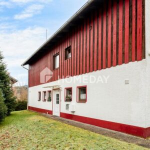 Großzügiges Zweifamilienhaus mit weitläufigem Garten und vielseitigem Wohnkonzept