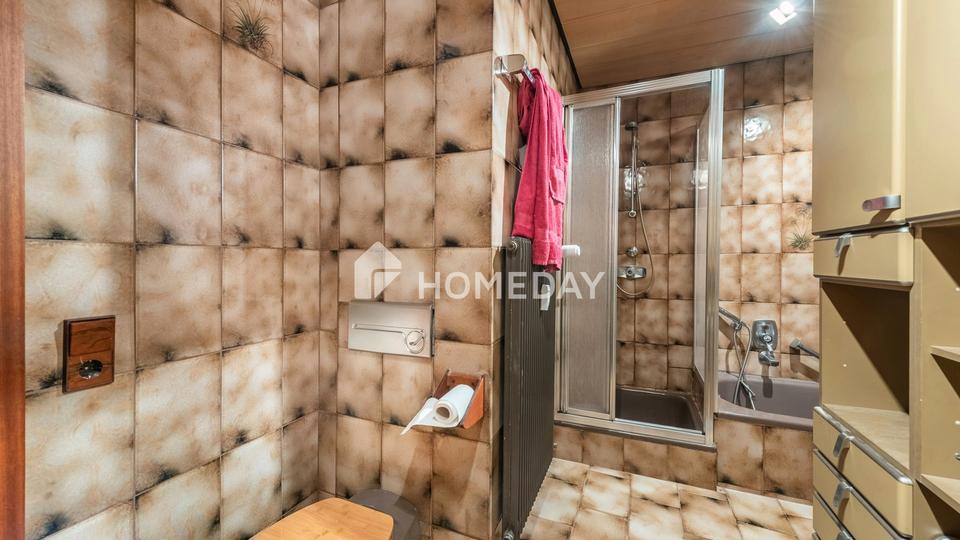 Zuhause ankommen: Großzügige Dachgeschosswohnung mit Kamin und Wohlfühlambiente – Bild 10