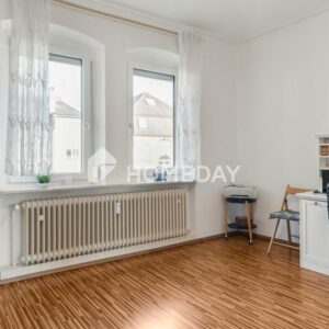 Altbaucharakter in gewachsener Innenstadtlage: gepflegte 2-Zimmer-Wohnung im historischen MFH