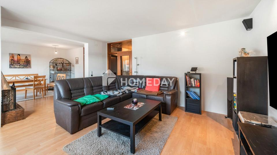 Zuhause ankommen: Großzügige Dachgeschosswohnung mit Kamin und Wohlfühlambiente – Bild 2