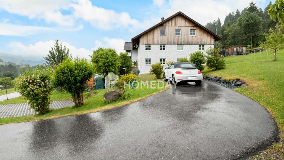 Lichtdurchflutete Vier-Zimmer-Wohnung mit ländlichem Flair und Weitblick