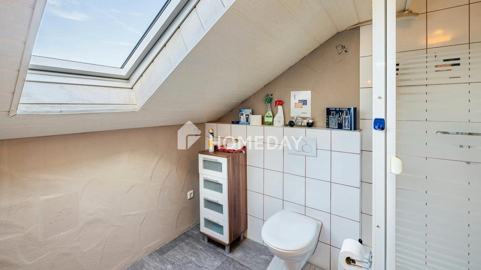 Charmante Dachgeschosswohnung voll möbliert mit großem Dachboden Stellplatz in Westenhausen – Bild 5