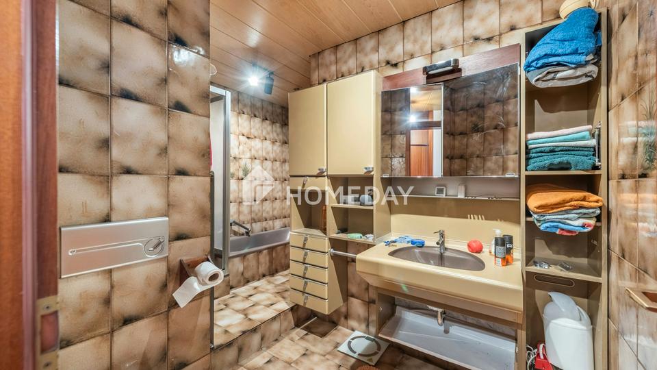 Zuhause ankommen: Großzügige Dachgeschosswohnung mit Kamin und Wohlfühlambiente – Bild 9