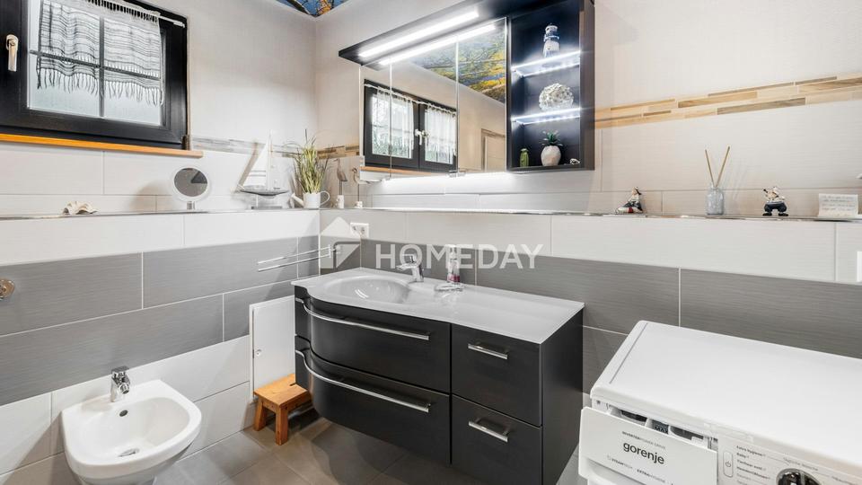 Wohnen auf zwei Ebenen – Einfamilienhaus mit Balkon, Terrasse und Garten – Bild 12