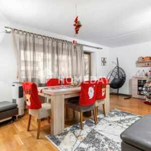 Großzügige Vier-Zimmer-Wohnung mit Loggia, Weitblick und gepflegter Wohnqualität in beliebter Lage