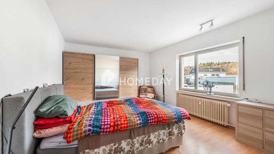Zuhause ankommen: Großzügige Dachgeschosswohnung mit Kamin und Wohlfühlambiente – Bild 11