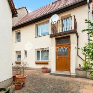 Gepflegtes Wohnhaus mit Nebengebäude, Innenhof, Balkon & Garage in zentraler Lage von Zörbig