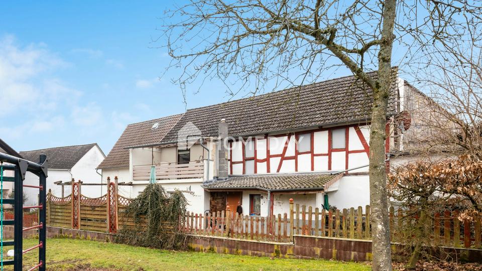 Einfamilienhaus mit Scheune und Nebengebäuden in ruhiger Lage