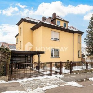 Stilvolles Zweifamilienhaus mit Vollkeller, Gartenidylle und vielseitigen Nutzungsmöglichkeiten