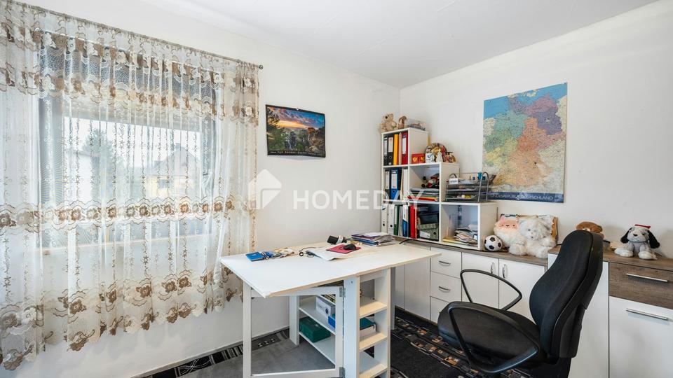 Großzügig & vielseitig: Zweifamilienhaus mit Garten, 2 Garagen und Balkonen in Krondorf – Bild 18