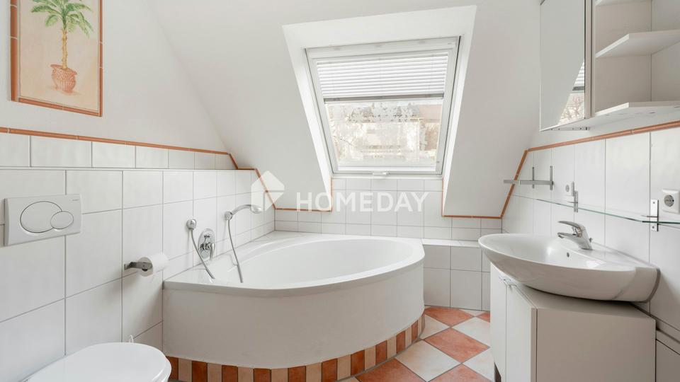 Lichtdurchflutete 3-Zimmer-Dachgeschosswohnung mit Dachterrasse und Blick in grüne Weite – Bild 4