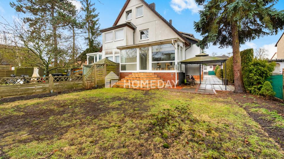 Doppelhaushälfte mit vier Zimmern, Wintergarten, Gartenidylle und Vollkeller