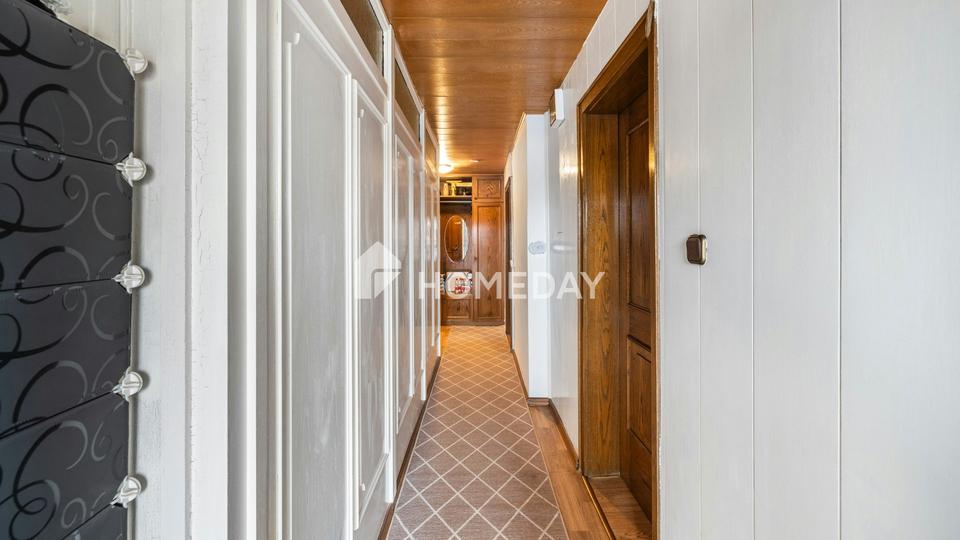 Großzügig & vielseitig: Zweifamilienhaus mit Garten, 2 Garagen und Balkonen in Krondorf – Bild 9